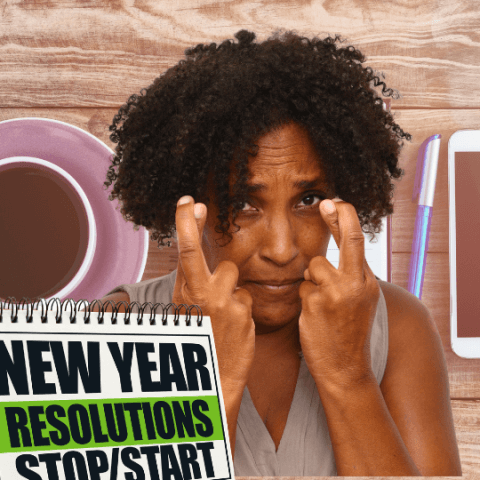 mulher que cruza os dedos para os Propósitos de Ano Novo